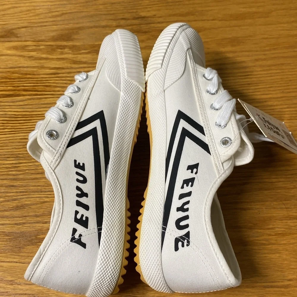Felyue DaFa White Sneakers Size 40 men’s size Is 7 women’s size is 9 NWT
